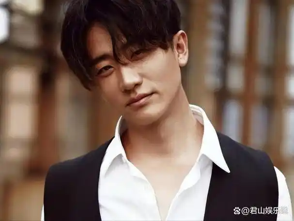 狠人-黄轩的逆袭史,从内娱弃子到名导宠儿,几段情史太精彩