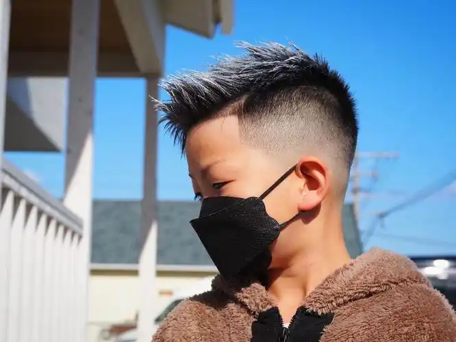 需要拉长脸型的,可以选择这种侧梳的露额发型,帅气还有型