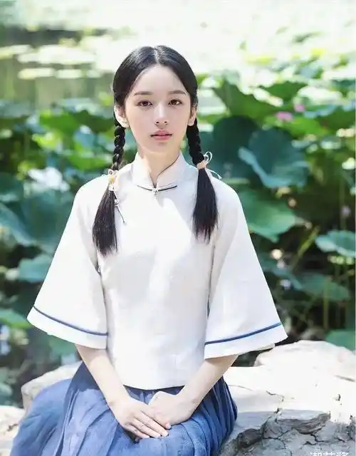 杨幂学生装清纯可爱,中式复古穿搭也潮流,港风,旗袍各有气质_民国