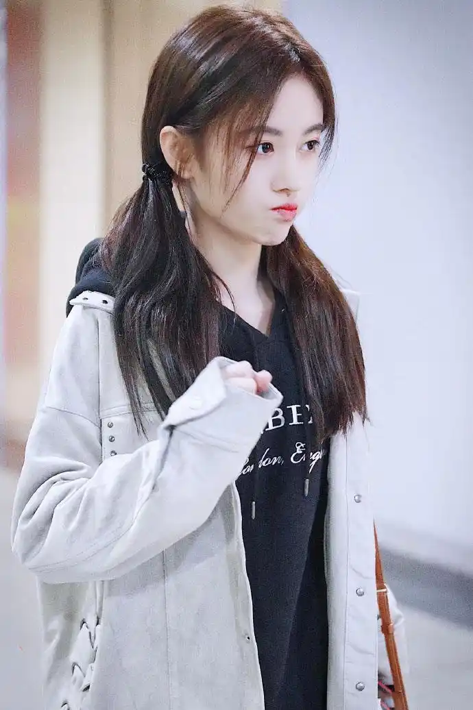 鞠婧祎可爱双马尾街拍照图片