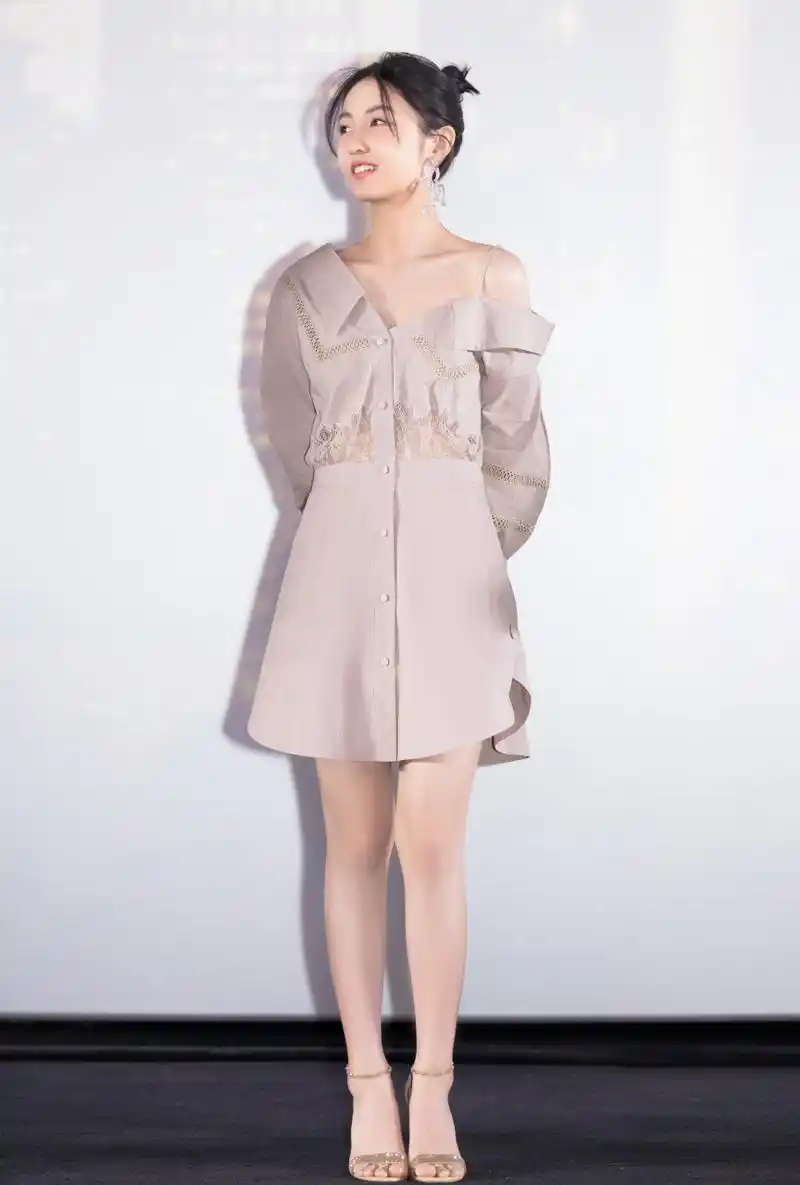 张子枫  美腿玉足好清纯[微笑]