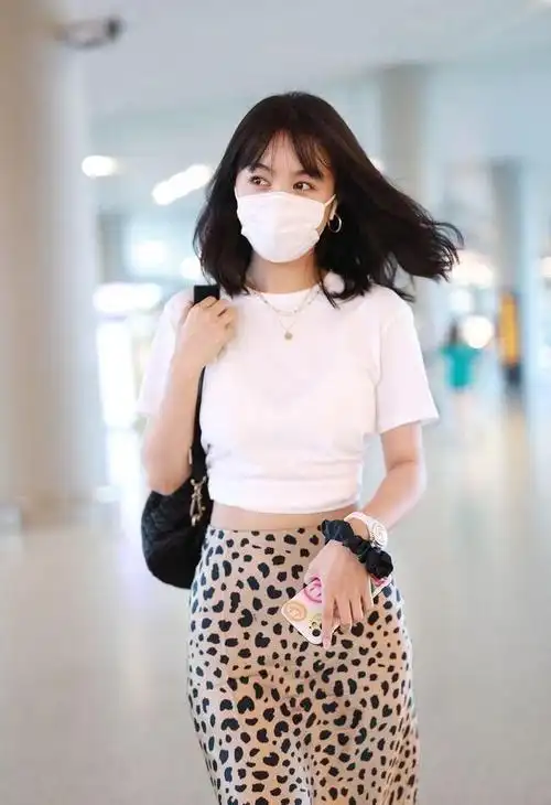 有一种时髦叫李菲儿上衣和裤子中间还露一截小蛮腰太惹眼