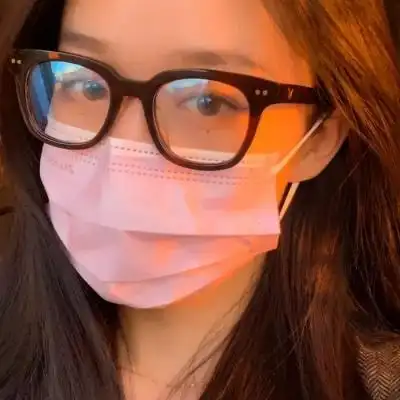 戴口罩的个性女头酷风格格巫