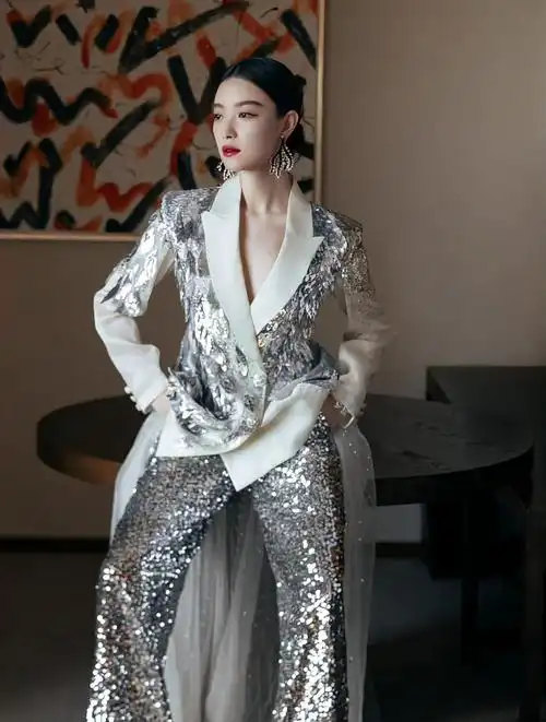 金鹿奖影后倪妮穿银色亮片拖尾西装走红毯,华丽帅气,非常有气场