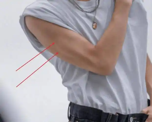 但那只是工作过度了呢,王俊凯他的身体是非常好的,从他的肌肉线条上