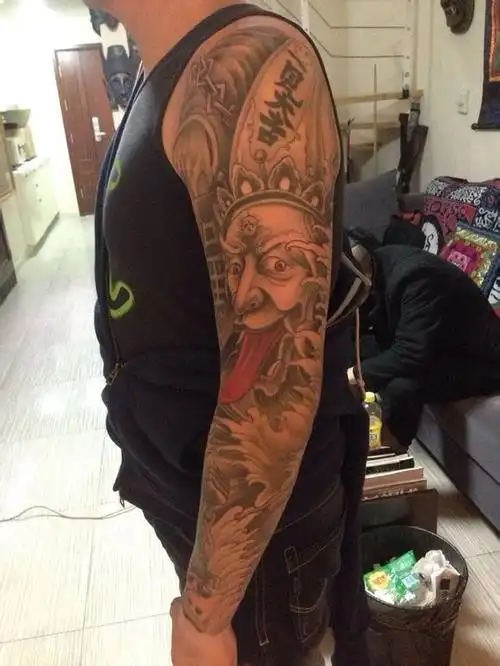 纹身tag标签:个性男男人花臂黑白无常个性十足的黑白无常花臂刺青tag