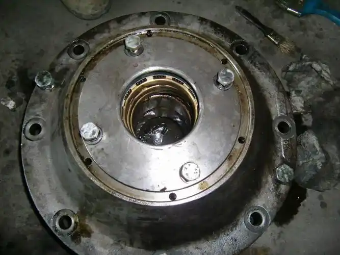 "sulzer"无润滑迷宫式活塞压缩机检修图片