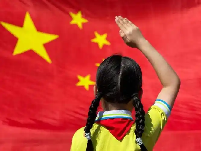 荣成市宁津街道中心完小少先队员向国旗行队礼