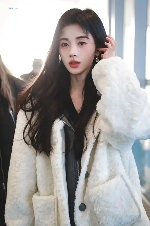 鞠婧祎最新街拍,橘色外套很亮眼,小个子照着穿时髦显高!