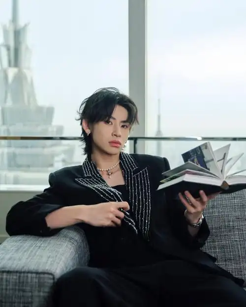 小鬼王琳凯超话@小鬼-王琳凯打破时间,不惧速度,炙热与梦想在此刻碰撞