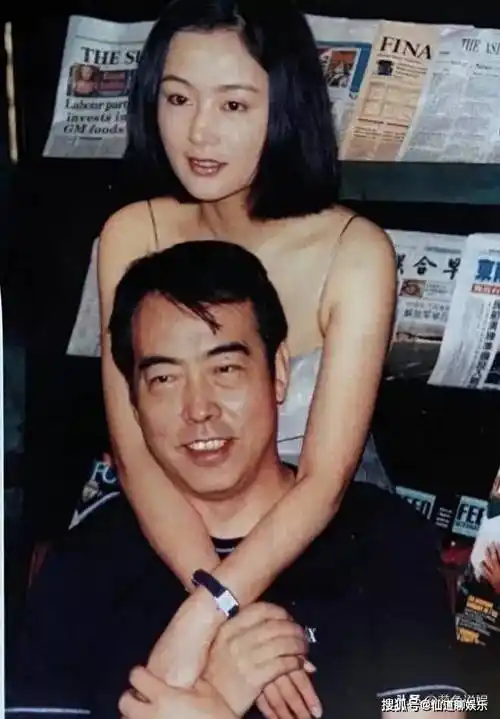 原创陈凯歌陈红同框看话剧散场后手牵手搂腰好甜蜜结婚28年仍恩爱