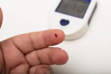 糖尿病人显示一滴血照片