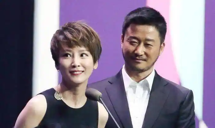 原创原创谢楠婚礼自己操办老公拄着拐结婚与吴京生活有欢笑也有泪水