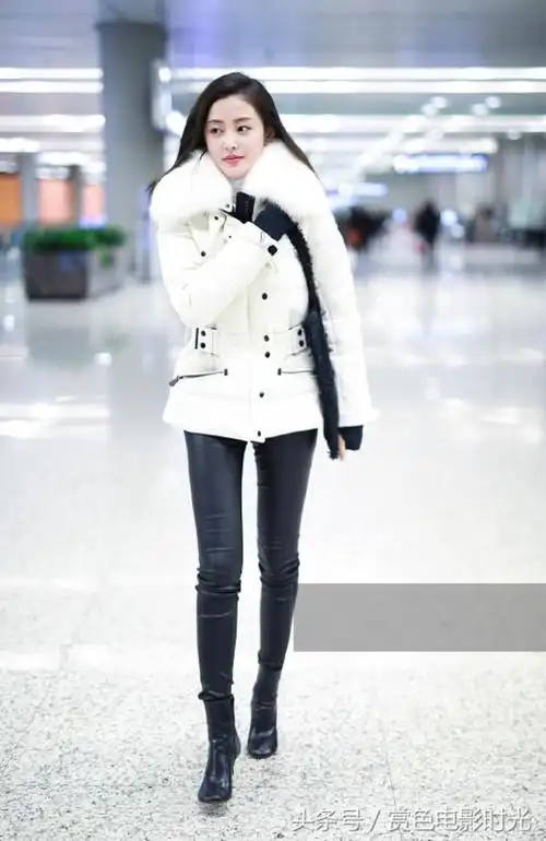 张天爱皮裤张天爱穿白色棉服搭配黑色皮裤现身