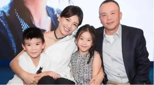 刘涛米兰时装周生图流出脸部僵硬法令纹深与精修图差别好大