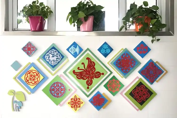 手工制作展风采——九中教育集团石河子第九中学二年级文化墙展示