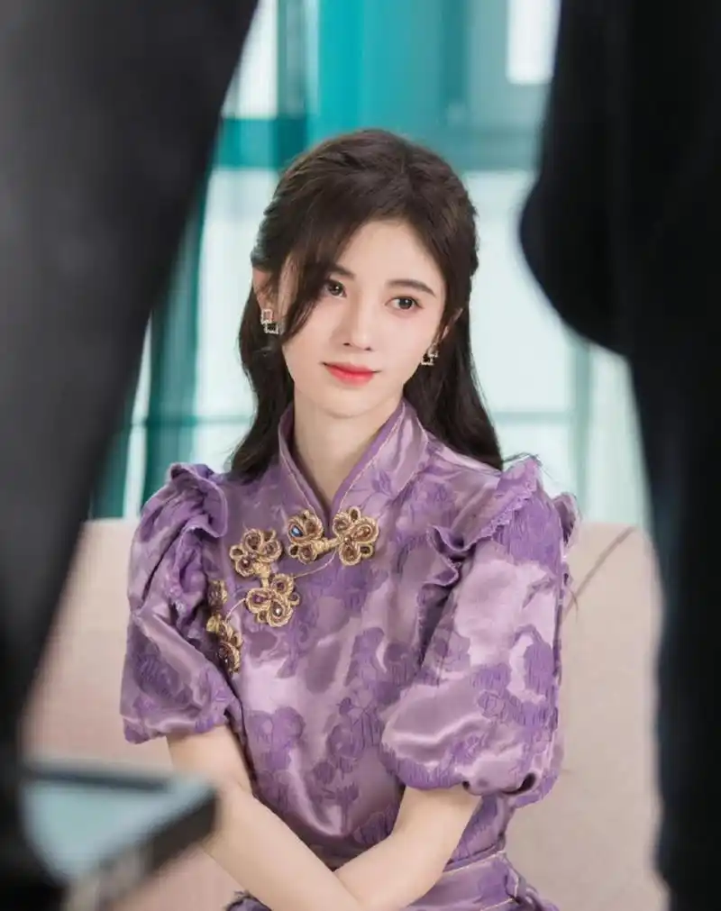 鞠婧祎美女,新中式紫色旗袍风格穿搭
