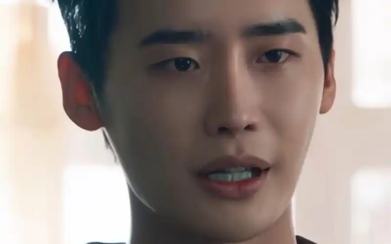 小心心动死! 李钟硕一眨眼就让允儿的心脏融化了.