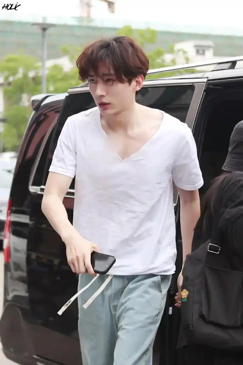 刘学义 今天的卷发造型还挺帅的,出妆之后又是不一样的感觉. - 抖音