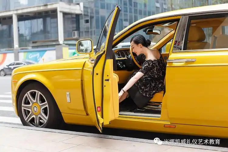 【礼仪课堂】上下车礼仪(1)