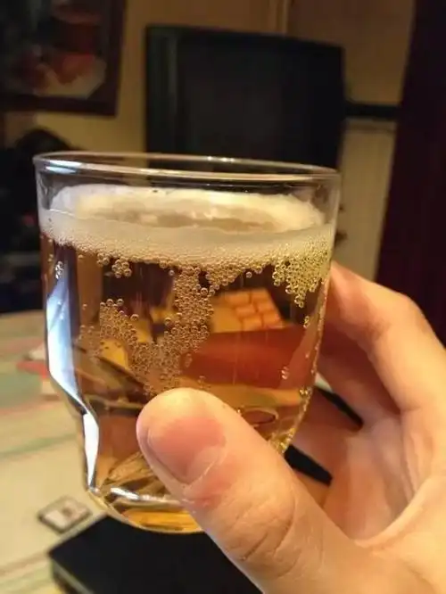 每天喝二两白酒与滴酒不沾哪种更健康呢过量饮酒有哪些危害呢