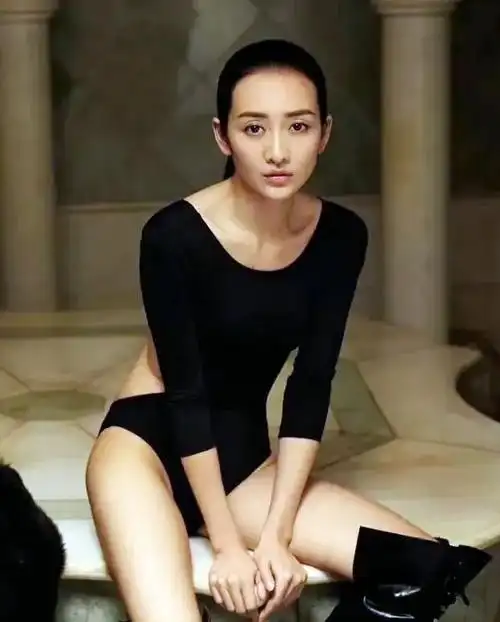 王鸥早年照片曝光, 青涩模样惹人羡, 坐在"猩猩"怀中丝毫不胆怯