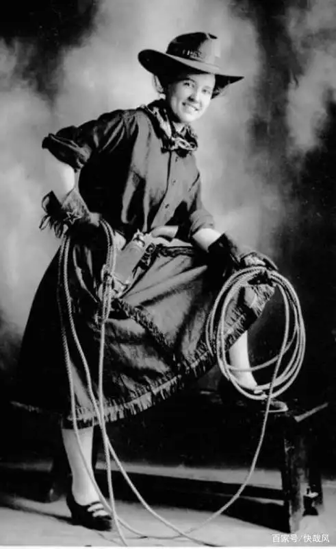 一组19世纪末20世纪初的美国女牛仔旧照