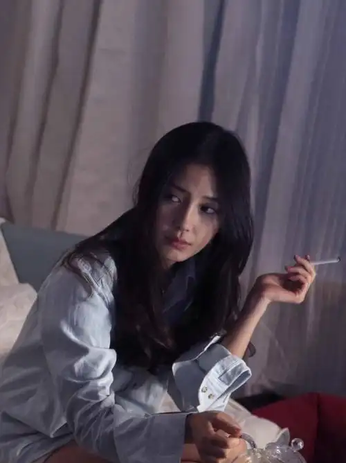 32岁杨颖三亚度假吸烟被拍,禁烟大使黄晓明禁不了老婆的烟