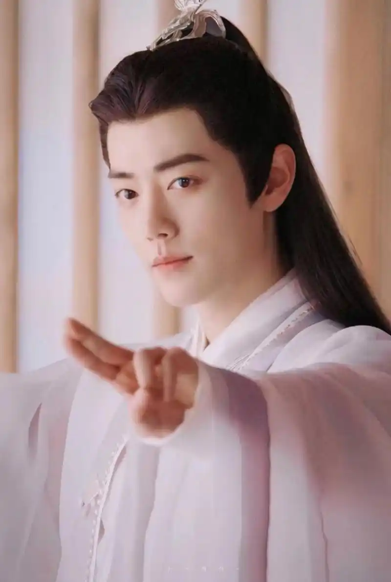 肖战# #肖战玉骨遥# 影迷画的战损时影好可爱,这是花絮里穿着染血