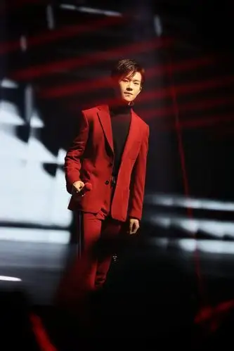 千禧一代的2018,易烊千玺携华为nova4为今年画上圆满句号