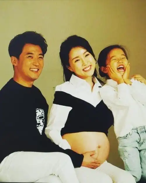 49岁安在旭二胎得子娶小8岁娇妻5年儿女双全曾与金喜善传绯闻