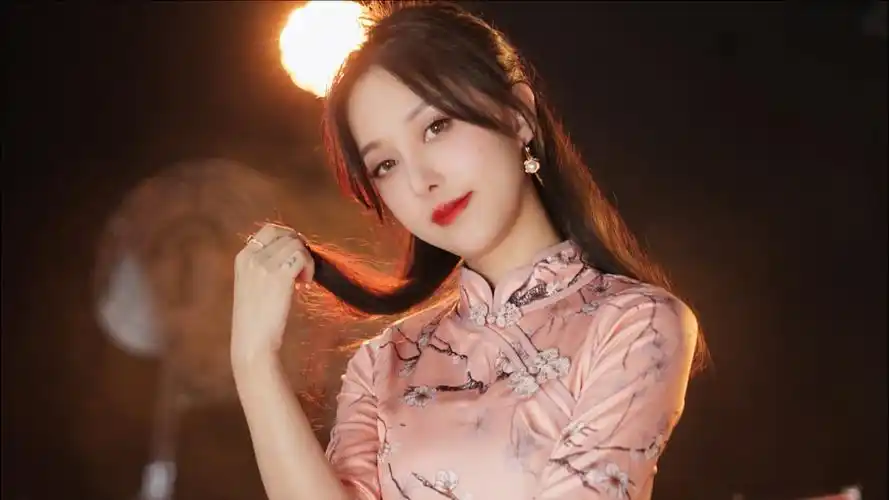 美女一曲任贤齐杨千嬅《花好月圆夜》,旋律温暖浪漫,超好听