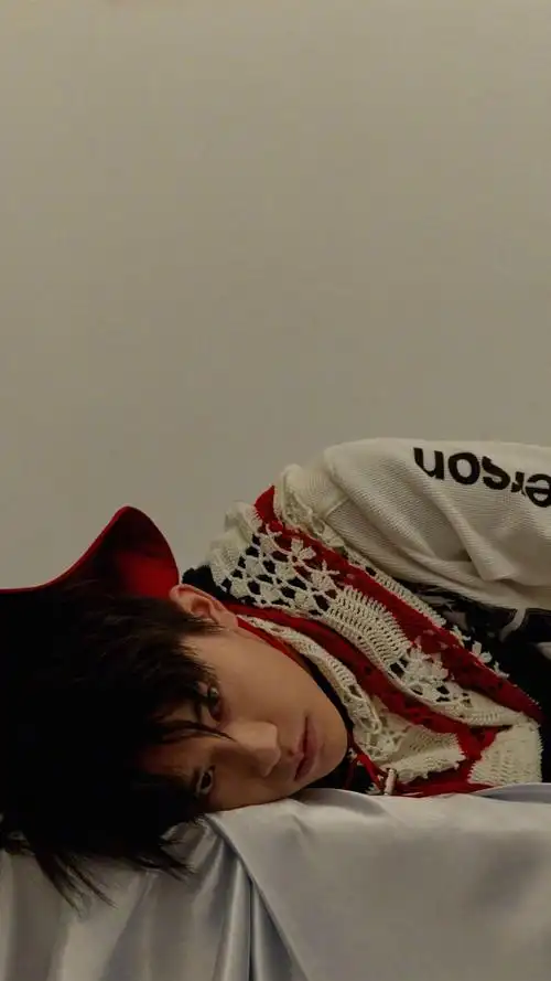 易烊千玺帅气图片手机壁纸