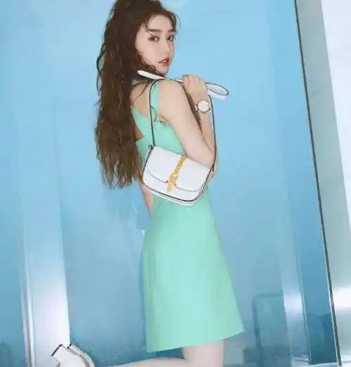 姜贞羽终于找到自己的风格,白色丝袜搭配绿色连衣裙秒变靓女!