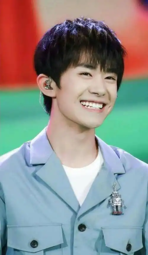 梨涡浅笑算是易烊千玺的标志.