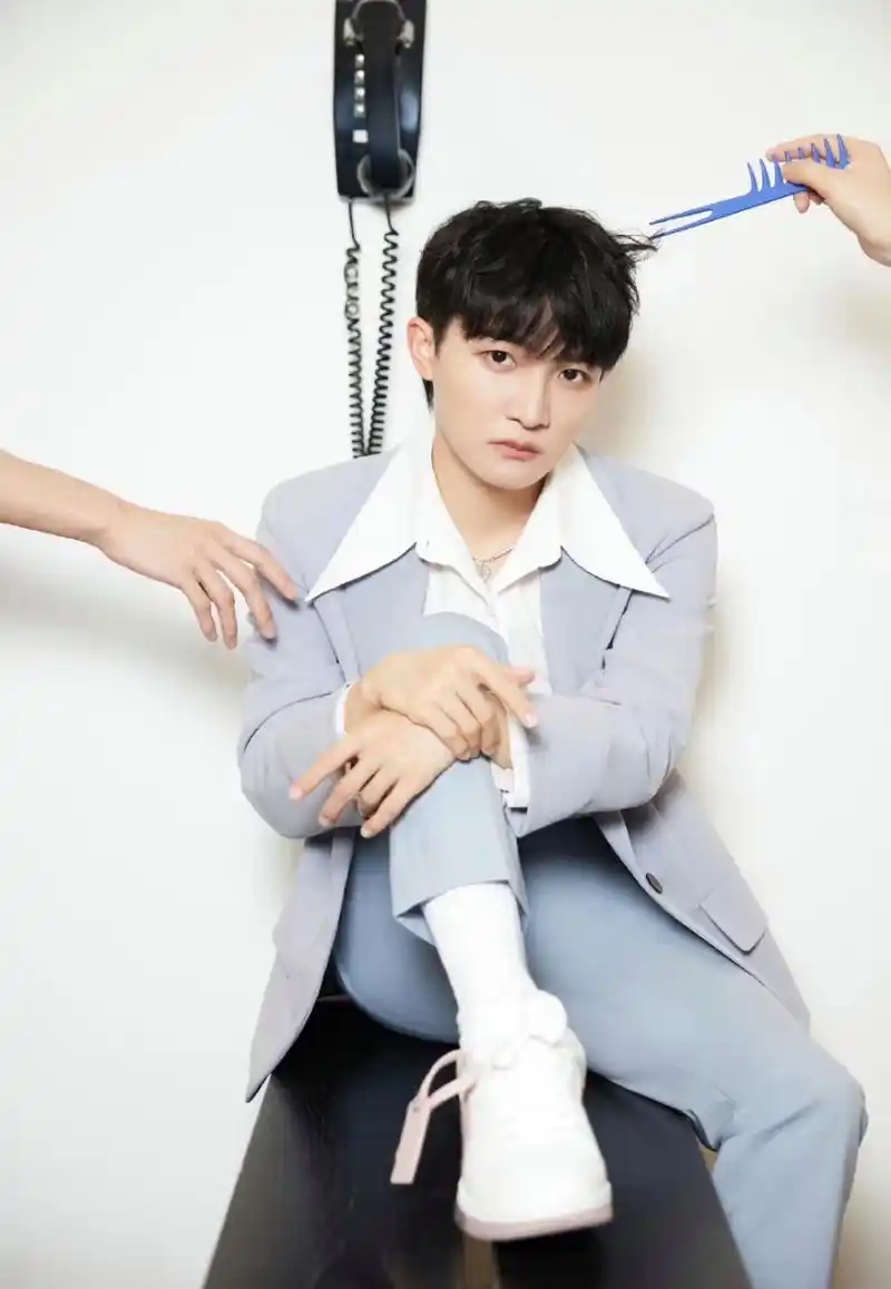 鹿晗没结过婚更没有孩子,原名就叫鹿晗.  2.