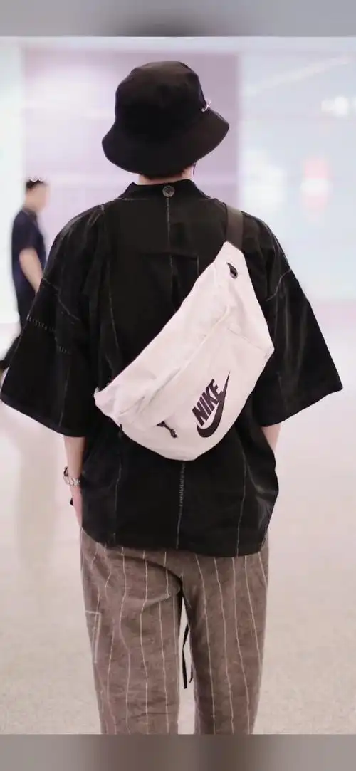 安利王一博#帅气的背影,猜猜是谁