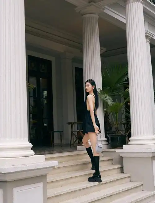 曾可妮穿吊带短裙美背充满诱惑侧卧在地长腿撩人