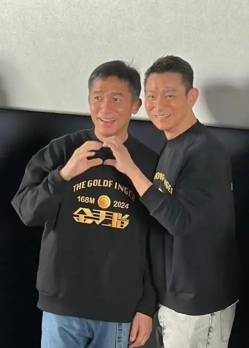 比如张卫健,虽然现在我们都知道他是光头笑星,但你知道他年轻时也是