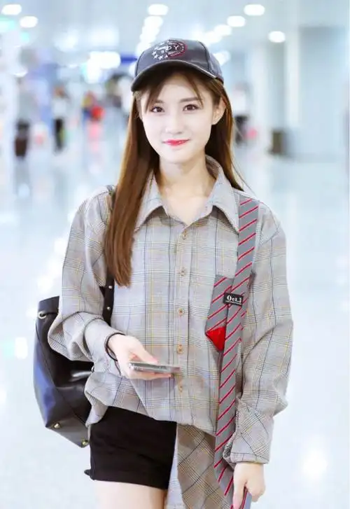 陈意涵这次叠穿很成功黑色卫衣内搭白衬衫戴毛线帽真洋气