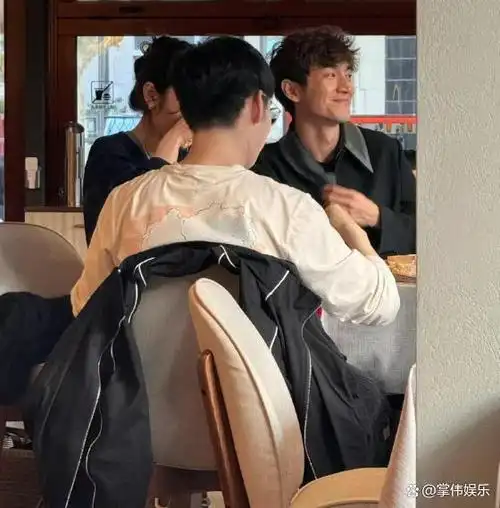 36岁林更新瘦脱相,深泪沟大眼袋,歪嘴一笑被批像"老太太"