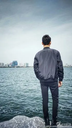 海边的人在看风景,屏幕前的人在啊啊啊的好帅