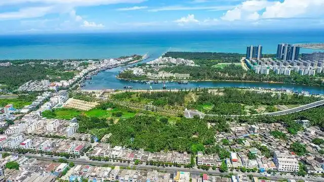 海南是全国唯一的热带城市,冬天的温暖气候成了全国人民向往的天堂.