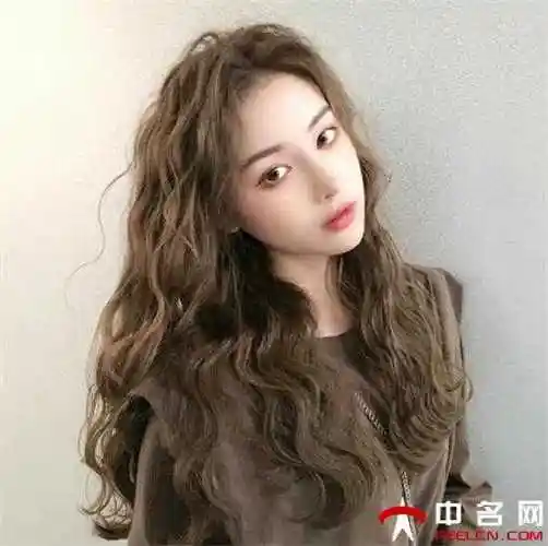 中长发了解一下哦~头发长度到胸部位置更加知性撩人,发尾空气感烫卷