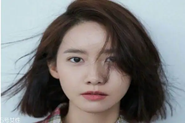 月牙脸适合的发型有很多,推荐齐肩短发,中分短发,侧分短发,碎发刘海也