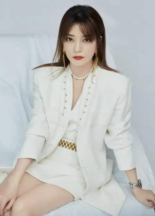 43岁赵薇越发贵妇,白色西服套装秀出"小鸟腿",珍珠项链显贵气