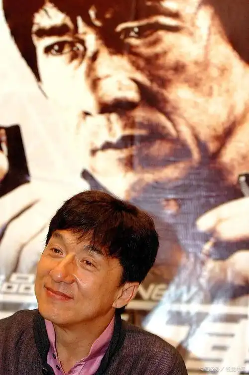 镜头下的成龙,胡子斑白,头发也已是银丝满头,看起来苍老了很多.