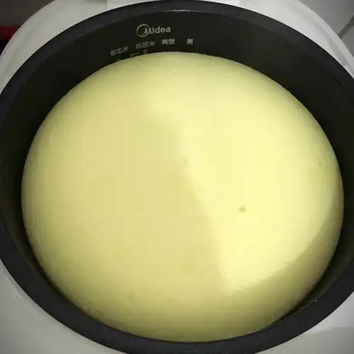 莫小辛 ,做的电饭锅蛋糕