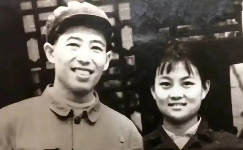 演员文兴宇,一天3包烟,患癌去世17年,遗孀每年坚持带花看望