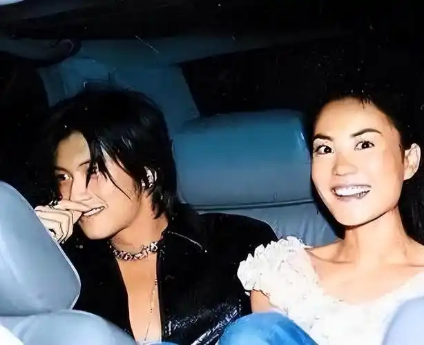 王菲比张柏芝大10岁9个月一个小细节暴露出她是谢霆锋的真爱